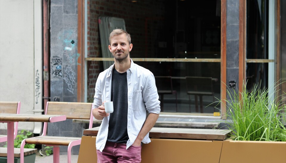 Gründer Anders Mjåset foran et mørklagt Tordenskiolds gate 3. Når alt rundt er usikkert, kan han alltid stole på kaffekoppen.