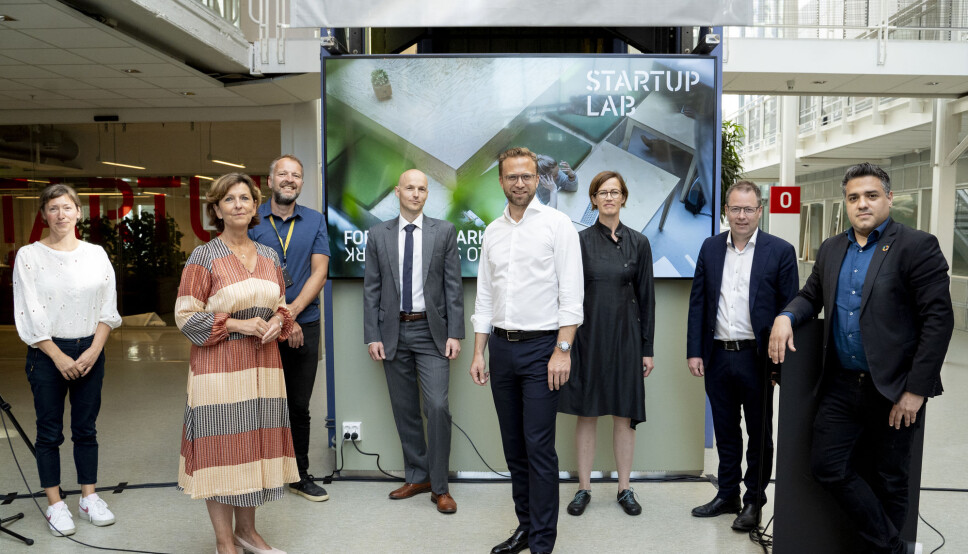 Kommunal- og moderniseringsminister Nikolai Astrup presenterte hovedtrekkene i stortingsmeldingen om innovasjon i offentlig sektor på Startuplab i Forskingsparken.
Fra venstre: Bodil Motzke i Undervisningsbygg, ordfrer i Brum kommune, Lisbeth Hammer Krog, Kjetil Meisal, CEO i OniO, kommunal- og moderniseringsminister Nikolai Astrup, Ingerid Helsing Almaas i DOGA, KS-leder Bjrn Arild Gram og CEO Soheil Dabestani i Diffia.