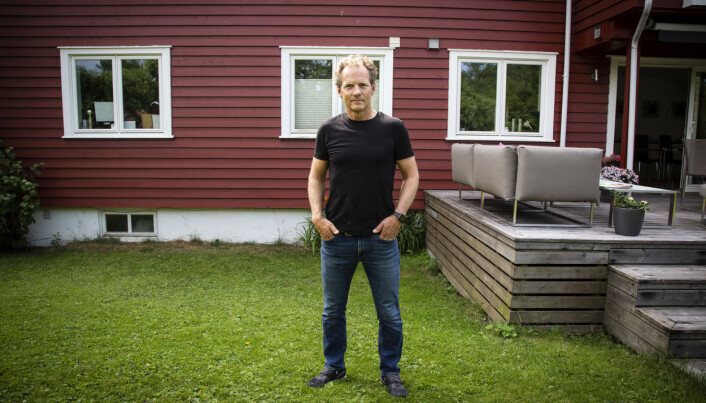 Rolf Assev i hagen på Røa. Rolf Assev i hagen på Røa.
