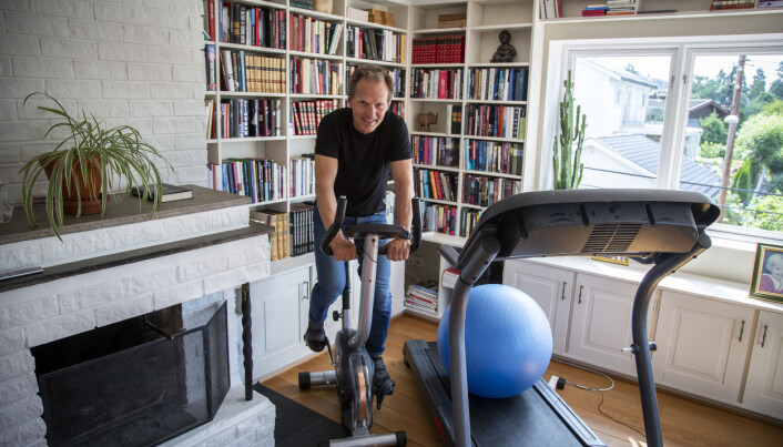 Bokrommet hjemme på Røa er møblert om til treningsrom, med både spinningsykkel, tredemølle og elipsemaskin (utenfor bilde). Der har Rolf Assev tilbragt mange timer.