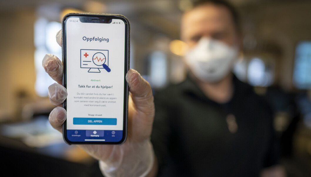 Folkehelseinstituttets nye app smittestopp for smittesporing. Appen skal hjelpe myndighetene med smittesporing, men kan også brukes til å varsle brukeren om at han eller hun har vært i nærheten av noen som er smittet av koronaviruset.
Foto: Heiko Junge / NTB scanpix Folkehelseinstituttets nye app smittestopp for smittesporing. Appen skal hjelpe myndighetene med smittesporing, men kan også brukes til å varsle brukeren om at han eller hun har vært i nærheten av noen som er smittet av koronaviruset.
Foto: Heiko Junge / NTB scanpix