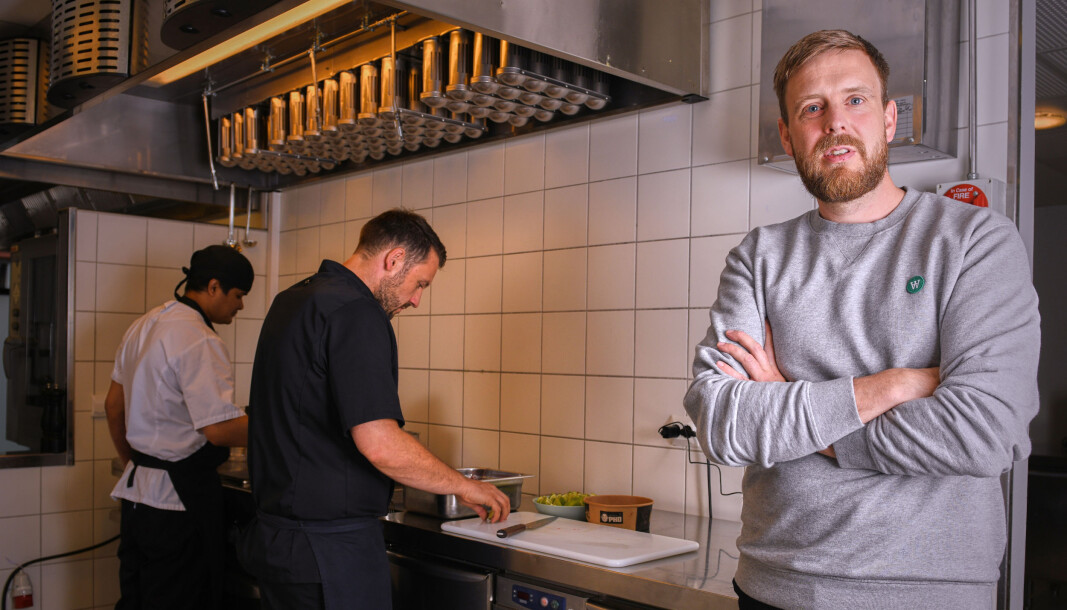 Jonas Stokke, daglig leder i Livly sammen med Sandor Camai, Head Chef (i sort) og Budda BK, Sous Chef (i hvitt). Jonas Stokke, daglig leder i Livly sammen med Sandor Camai, Head Chef (i sort) og Budda BK, Sous Chef (i hvitt).