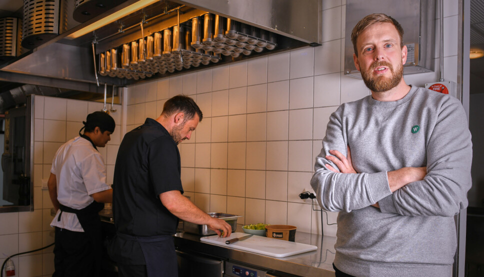 Jonas Stokke, daglig leder i Livly sammen med Sandor Camai, Head Chef (i sort) og Budda BK, Sous Chef (i hvitt).