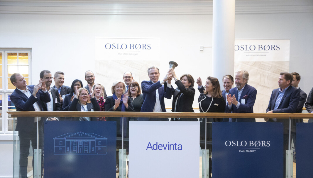 Rolv Erik Ryssdal ringer med børsbjella for å markere at Adevinta noteres på Oslo Børs. Rolv Erik Ryssdal ringer med børsbjella for å markere at Adevinta noteres på Oslo Børs.