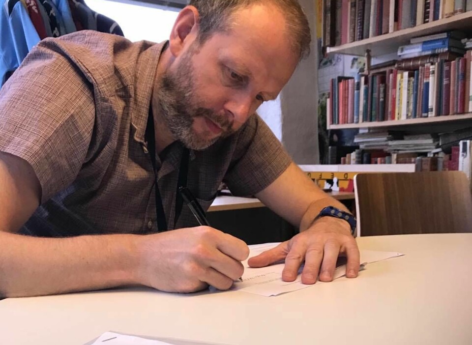 Eystein Thue signerer den første kontrakten med Instapoll.