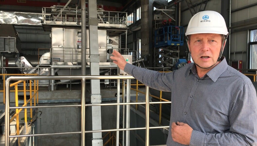 WAI CEO, Steinar Danielsen, viser beltetørke for kloakkslam i Zhengzhou, Kina. WAI CEO, Steinar Danielsen, viser beltetørke for kloakkslam i Zhengzhou, Kina.