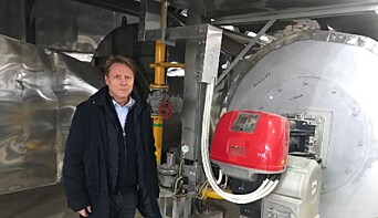 WAI CEO, Steinar Danielsen, ved brennkammeret for en av beltetørkene i Changsha i Kina. WAI CEO, Steinar Danielsen, ved brennkammeret for en av beltetørkene i Changsha i Kina.