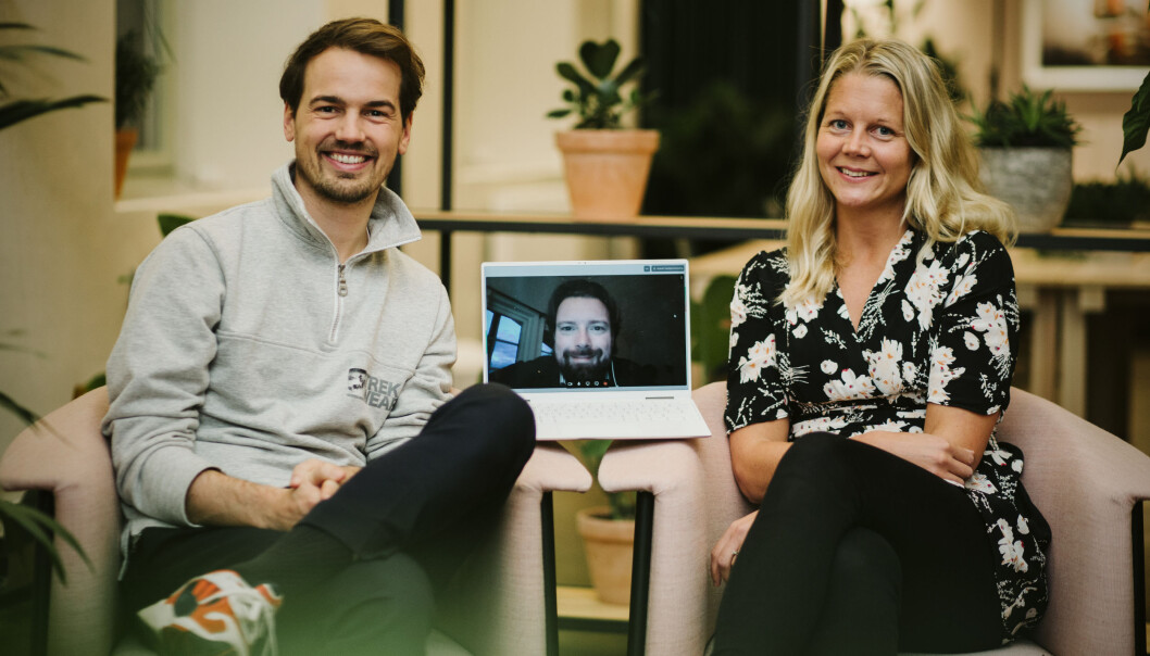 Herman Schistad (t.v.) og Emma Tryti inntar toppen hos sparetjenesten Kron, sammen med gründer Joar Hagetun (på skjerm). Herman Schistad (t.v.) og Emma Tryti inntar toppen hos sparetjenesten Kron, sammen med gründer Joar Hagetun (på skjerm).