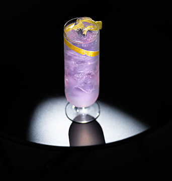 Rosa akevitt(!?): MEIR Pink er en rosa akevitt med fruktdestillat av grapefrukt. Den egner seg svært godt sammen med tonic – dropp ginen og lag heller en akevitt-tonic neste gang. Rosa akevitt(!?): MEIR Pink er en rosa akevitt med fruktdestillat av grapefrukt. Den egner seg svært godt sammen med tonic – dropp ginen og lag heller en akevitt-tonic neste gang.