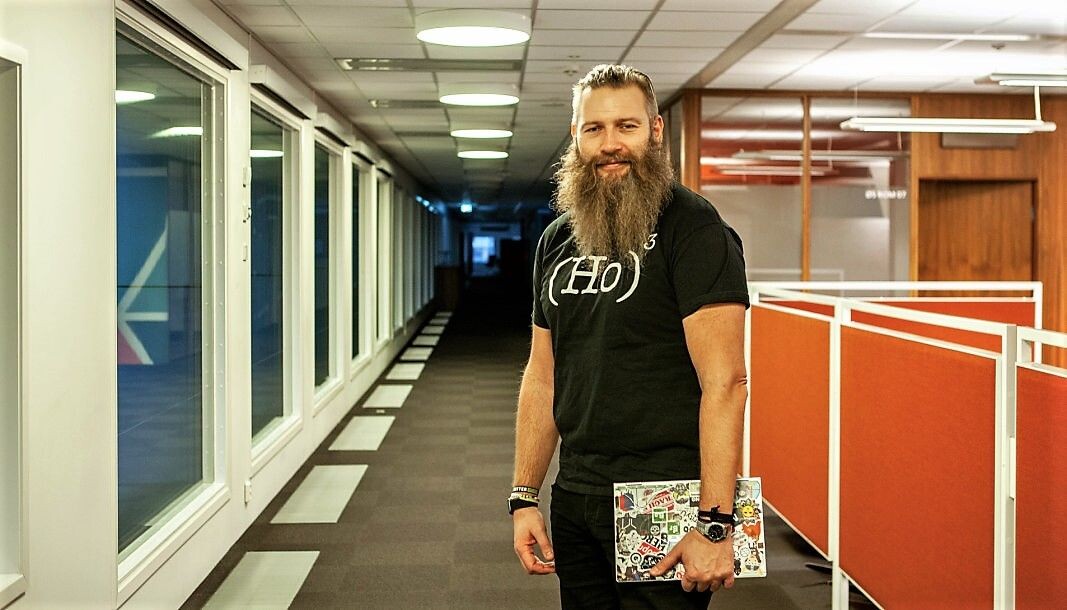 Leder for DNB New Tech Lab, Yngvar Ugland, hadde tatt på seg nerdenes egen julenissedrakt, da Shifter møtte ham for å snakke om fremtidstrender. Leder for DNB New Tech Lab, Yngvar Ugland, hadde tatt på seg nerdenes egen julenissedrakt, da Shifter møtte ham for å snakke om fremtidstrender.