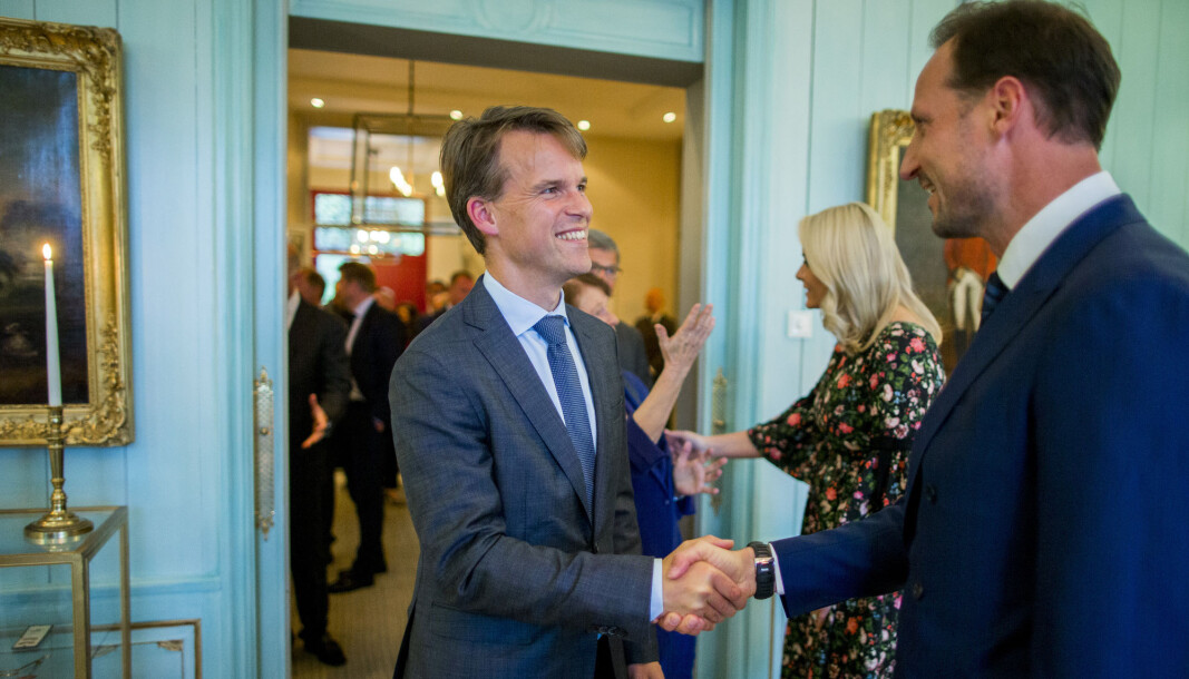 Bjarne Lie (t.v.), managing partner i Verdane, hilser på Kronprins Haakon og kronprinsesse Mette-Marit i forbindelse med en middag på Skaugum i 2017, da Oslo Business for Peace Award ble delt ut. Bjarne Lie (t.v.), managing partner i Verdane, hilser på Kronprins Haakon og kronprinsesse Mette-Marit i forbindelse med en middag på Skaugum i 2017, da Oslo Business for Peace Award ble delt ut.