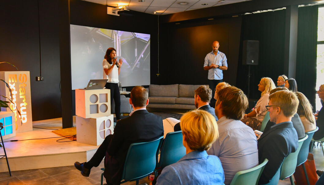 Virginia Vegas og Knut Wien (begge fra Startup Norway) på scenen under et av våre fysiske arrangementer. Virginia Vegas og Knut Wien (begge fra Startup Norway) på scenen under et av våre fysiske arrangementer.