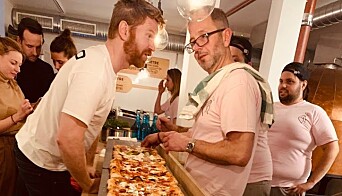 Pizzaen hos Mano er litt annerledes i formen. Den er også utviklet for å egne seg godt til take-away. Pizzaen hos Mano er litt annerledes i formen. Den er også utviklet for å egne seg godt til take-away.