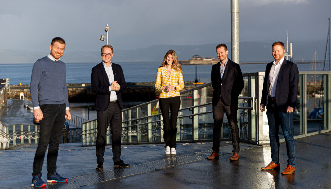 Folkeinvest og Polaris Media feiret avtalen med koronasikker fotografering på tirsdagsmorgenen. Fra venstre, Sverre Konrad Nilsen styreleder i Folkeinvest, Øyvind Fries, daglig leder i Folkeinvest, Amalie Holt kundeansvarlig i Folkeinvest, Håvard Olstad, senior forretningsutvikler i Polaris Media og Håvard Kvalsheim, konserndirektør konserndirektør for prosjekt og forretningsutvikling i Polaris Media. Folkeinvest og Polaris Media feiret avtalen med koronasikker fotografering på tirsdagsmorgenen. Fra venstre, Sverre Konrad Nilsen styreleder i Folkeinvest, Øyvind Fries, daglig leder i Folkeinvest, Amalie Holt kundeansvarlig i Folkeinvest, Håvard Olstad, senior forretningsutvikler i Polaris Media og Håvard Kvalsheim, konserndirektør konserndirektør for prosjekt og forretningsutvikling i Polaris Media.