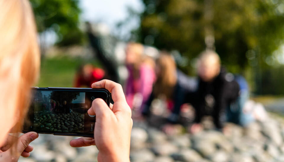 KREATIVE OPPGAVER: Gjennom Wittario kan lærerne gi elevene utfordringer utendørs, som skal løses og dokumenteres på mobiltelefonen.