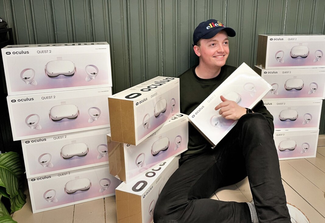 Gründerne i Cohere, her ved Sondre Kvam, har kjøpt inn haugevis med VR-settet Oculus Quest, som kundene låner i testperioden. Gründerne i Cohere, her ved Sondre Kvam, har kjøpt inn haugevis med VR-settet Oculus Quest, som kundene låner i testperioden.
