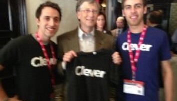 Gründerne i Clever på et litt uskarpt bilde med Bill Gates. Gründerne i Clever på et litt uskarpt bilde med Bill Gates.