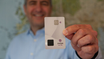 I en verden der stadig flere snakker om digitale lommebøker tviholder André Løvestam, daglig leder i Zwipe på at plastikkortet har fremtiden for seg. I en verden der stadig flere snakker om digitale lommebøker tviholder André Løvestam, daglig leder i Zwipe på at plastikkortet har fremtiden for seg.