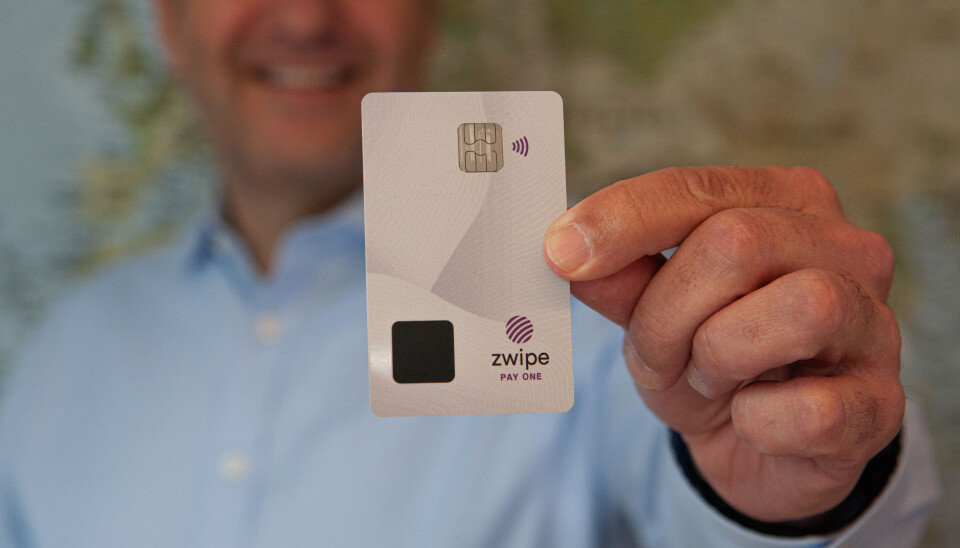 Med slike biometriske betalingskortet skulle Zwipe erobre verden. Slik gikk det ikke. Den som holder i kortet er tidligere Zwipe-sjef André Løvestam,