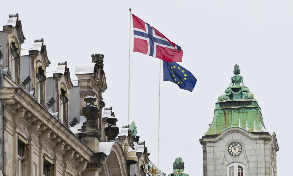 Det norske flagget vaier ved siden av EU sitt flagg på toppen av Grand Hotel i Oslo. Bildet er tatt i en annen sammenheng, da EU mottok fredsprisen i 2012.