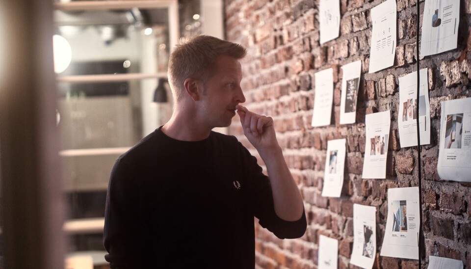 KREATIV MED PAPIR: – Jeg liker å sette sammen ulike idéer og konsepter jeg har printet ut og henge dem på veggen, forteller Fridtjof Nilsen. (FOTO: Björn Audunn Blöndal/ Pressworks)