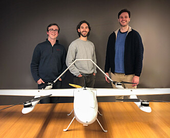 Studentene brukte pandemien til å starte droneselskap for frakt av biologiske prøver: Nå skal de fly utenfor landets grenser