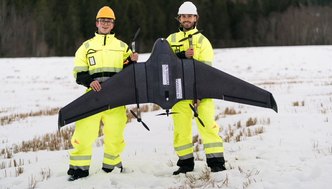 Herman Øie Kolden (t.v.) og Bernhard Paus Græsdal under en av testflyvningene mellom Røros og Trondheim. Herman Øie Kolden (t.v.) og Bernhard Paus Græsdal under en av testflyvningene mellom Røros og Trondheim.
