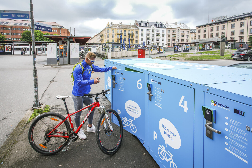Marius Gjøstein i parkeringsselskapet Apcoa tester sykkelparkeringen som er plassert på Majorstuen i Oslo. Marius Gjøstein i parkeringsselskapet Apcoa tester sykkelparkeringen som er plassert på Majorstuen i Oslo.