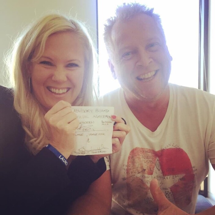 Kimberly Larsen og Lasse Andresen med servietten der de hadde blitt enige om sitt første samarbeid. Kimberly Larsen og Lasse Andresen med servietten der de hadde blitt enige om sitt første samarbeid.