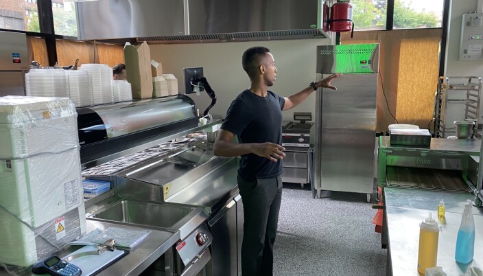 Nathan Jirenyaa Etefa viser hvor kokkene står skulder til skulder og lager all slags mat under forskjellige merkenavn Nathan Jirenyaa Etefa viser hvor kokkene står skulder til skulder og lager all slags mat under forskjellige merkenavn