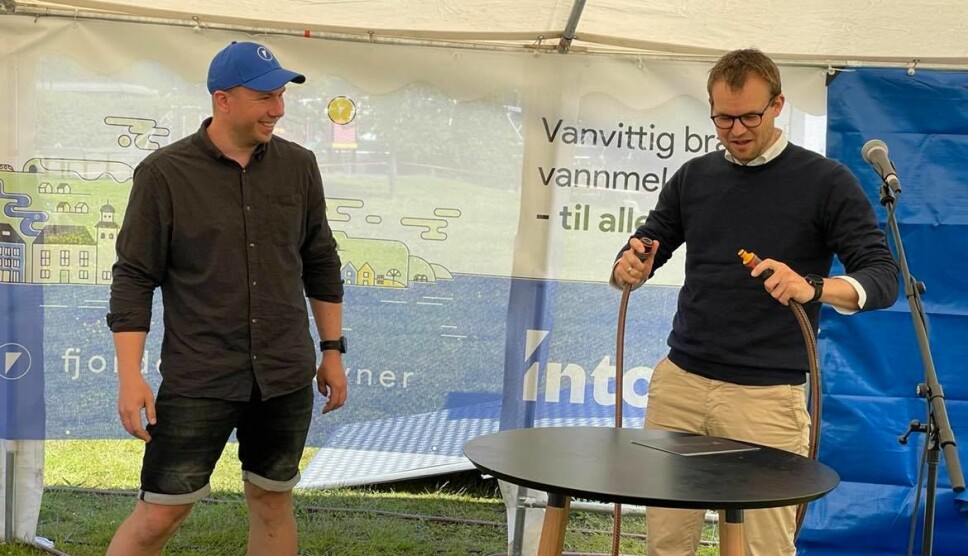 Gründer og COO Morten Hauan lar statsråd Kjell Inge Ropstad koble vannslangen som markerte den offisielle lanseringen av det nye verktøyet til Intoto.