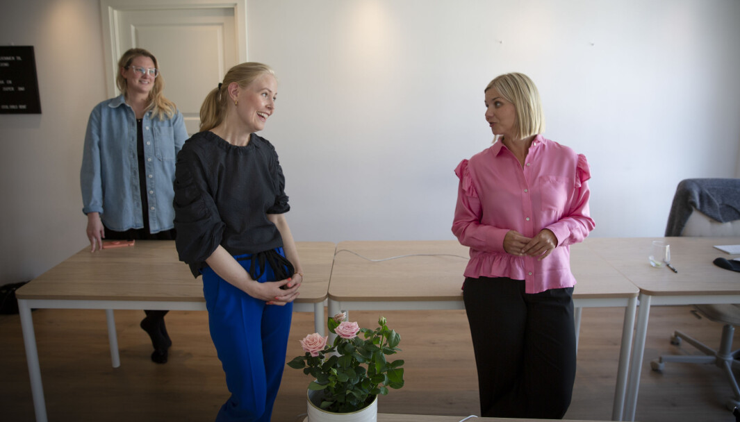 Kunnskaps- og integreringsminister Guri Melby har lenge abonnert på klær fra Fjong, og bruker leide klær på både pressekonferanser og i hverdagen - blant annet denne rosa skjorta. Hun var innom en tur da Shifter var på besøk hos COO Sophie Wiik (t.v) og Sigrun Syverud (i midten) - faktisk nesten helt tilfeldig. Kunnskaps- og integreringsminister Guri Melby har lenge abonnert på klær fra Fjong, og bruker leide klær på både pressekonferanser og i hverdagen - blant annet denne rosa skjorta. Hun var innom en tur da Shifter var på besøk hos COO Sophie Wiik (t.v) og Sigrun Syverud (i midten) - faktisk nesten helt tilfeldig.