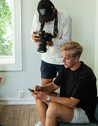 Produktsjef og CCO Espen Myklebust demonstrerer appen for fotografen som tar bildene til lanseringen Produktsjef og CCO Espen Myklebust demonstrerer appen for fotografen som tar bildene til lanseringen