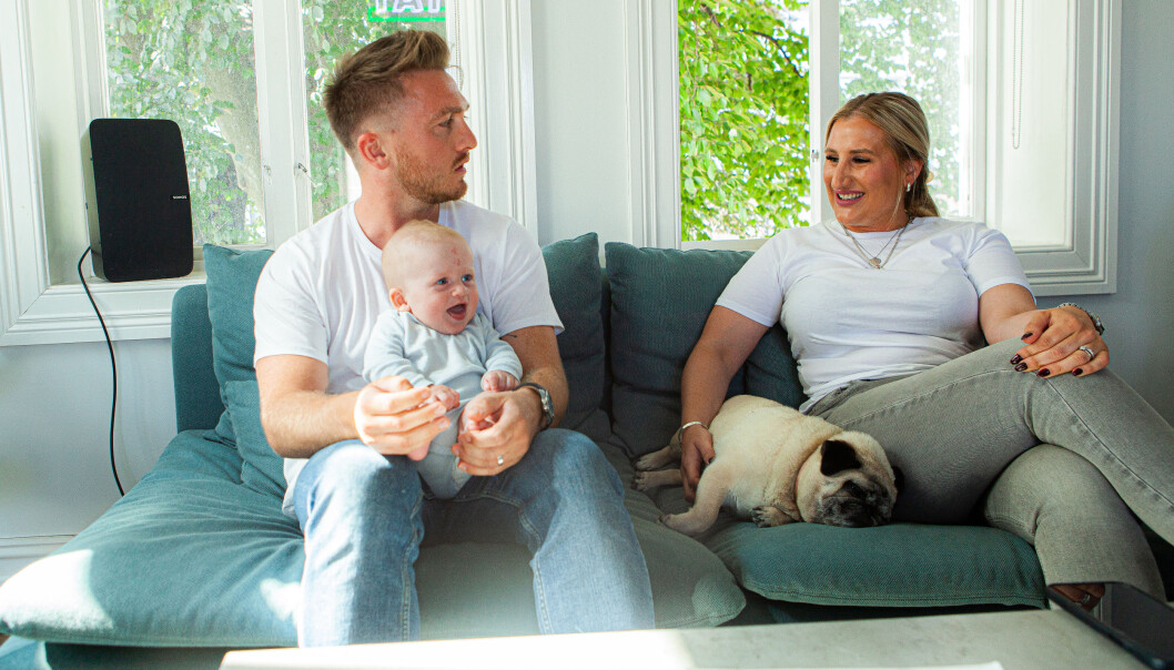Livet til Axel og Caroline Hunter skiller seg ganske fra de fleste familier med små baren. Her sammen med sønnen Hendrix, fem måneder, og mopsen Princess. Livet til Axel og Caroline Hunter skiller seg ganske fra de fleste familier med små baren. Her sammen med sønnen Hendrix, fem måneder, og mopsen Princess.