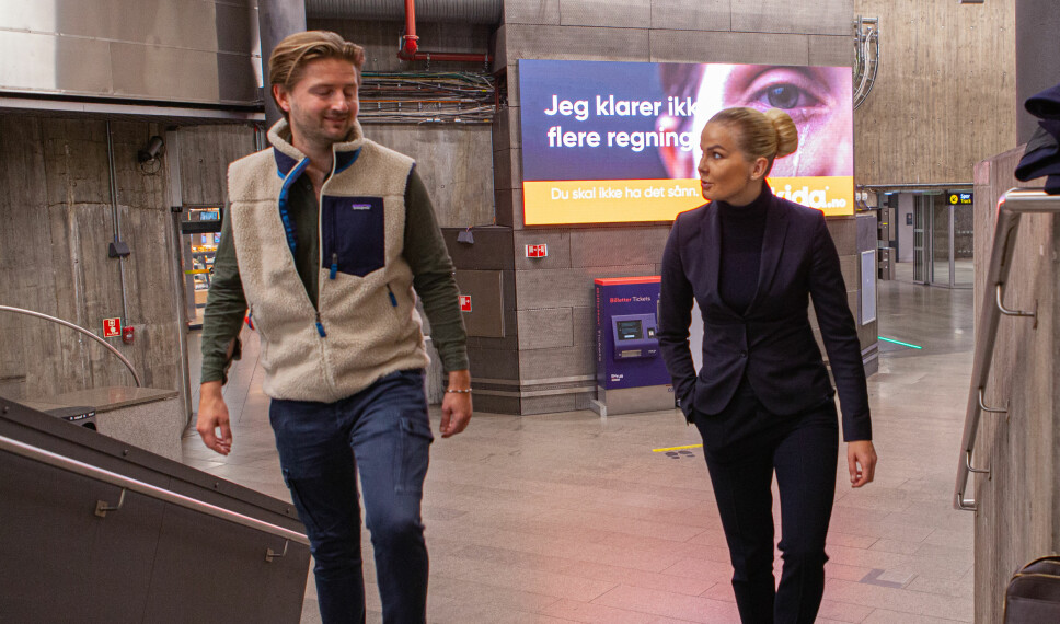 Fabian Grimelund og Evelina Olssons finansagent bytter navn og har fått en prominent plass på Nationaltheatret stasjon til å fortelle om det