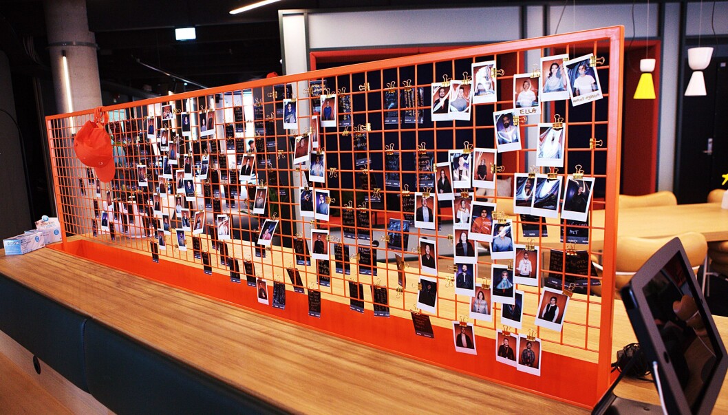 Det første som møter en i entreen til Vipps er et fotogalleri med ansatte. Etter halvannet år med stengt kontor og 94 nyansatte er det i sterkt behov av oppgradering. Det første som møter en i entreen til Vipps er et fotogalleri med ansatte. Etter halvannet år med stengt kontor og 94 nyansatte er det i sterkt behov av oppgradering.