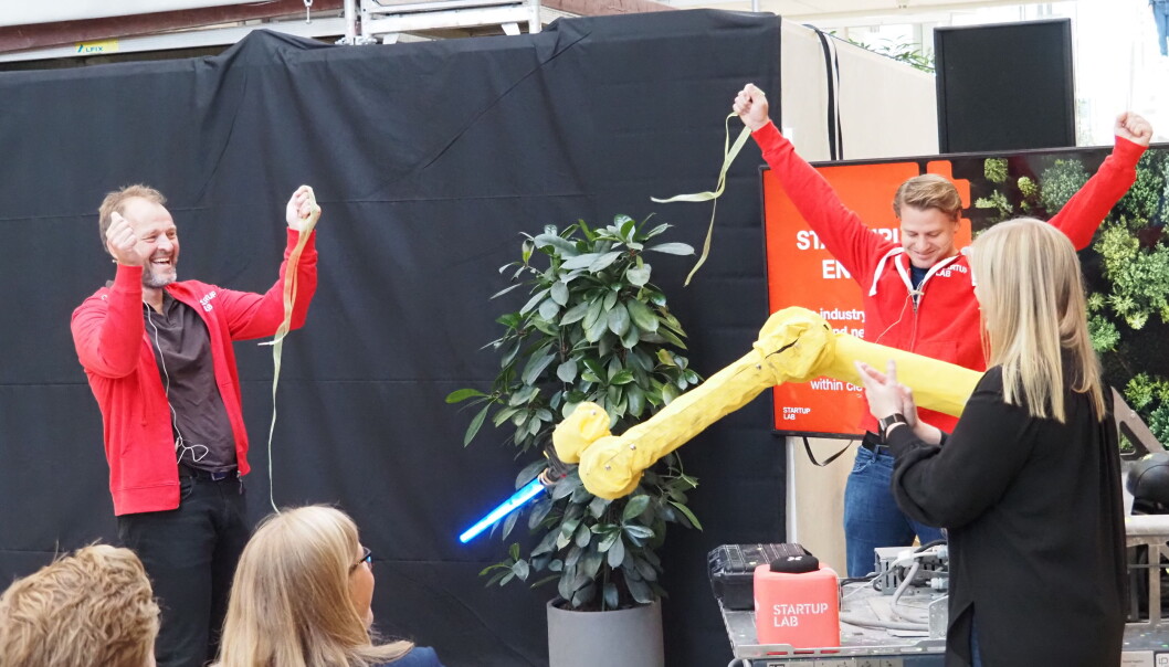 Startuplab fikk besøk av olje- og energiminister Tina Bru da de åpnet sin nye Energy Lab i dag - ved hjelp av en lasersverdsvingende robot. Adm. dir. Per Einar Dybvik og programleder Lars Flesland i bakgrunnen. Startuplab fikk besøk av olje- og energiminister Tina Bru da de åpnet sin nye Energy Lab i dag - ved hjelp av en lasersverdsvingende robot. Adm. dir. Per Einar Dybvik og programleder Lars Flesland i bakgrunnen.