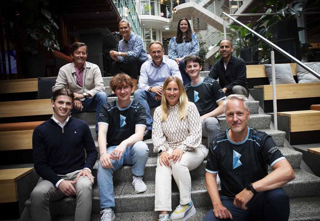 Anders H. Lier (nederst til høyre) med e-sport-teamet Bifrost og deres samarbeidspartnere, et av de første portefølje-selskapet til investerings- og scaleup-studioet Propell. Første rekke fra venstre: Emil Hamborgstrøm (Bifrost), Simen Lier (Bifrost), Anne Berndtsson (CEO, Bifrost). Andre rekke fra venstre: Trond Riiber Knudsen (investor), Nicolai Halbo (investor), Michel Klepper (Bifrost), Kristian Myhren Pharo (Bifrost). Tredje rekke fra venstre: Karina Hollekim (Young Happy Minds), Hanne Ek (Propell). Anders H. Lier (nederst til høyre) med e-sport-teamet Bifrost og deres samarbeidspartnere, et av de første portefølje-selskapet til investerings- og scaleup-studioet Propell. Første rekke fra venstre: Emil Hamborgstrøm (Bifrost), Simen Lier (Bifrost), Anne Berndtsson (CEO, Bifrost). Andre rekke fra venstre: Trond Riiber Knudsen (investor), Nicolai Halbo (investor), Michel Klepper (Bifrost), Kristian Myhren Pharo (Bifrost). Tredje rekke fra venstre: Karina Hollekim (Young Happy Minds), Hanne Ek (Propell).
