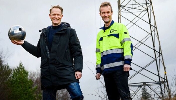 <span class=" italic" data-lab-italic_desktop="italic">SMART SENSOR: Heimdall-gründeren Brage Johansen, her med Terje Nevland fra Lyse, holder stolt frem den lille sensoren som gjør en stor forskjell.</span> <span class=" italic" data-lab-italic_desktop="italic">SMART SENSOR: Heimdall-gründeren Brage Johansen, her med Terje Nevland fra Lyse, holder stolt frem den lille sensoren som gjør en stor forskjell.</span>