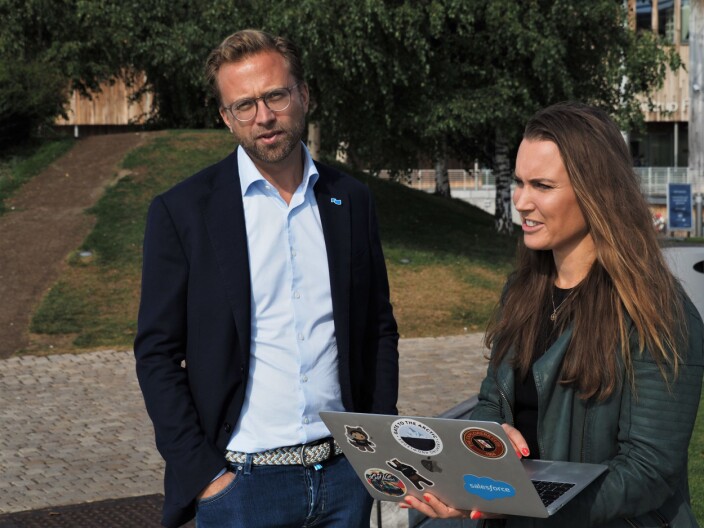 Medgründer Catharina Frostad i Clean Sea Solutions viser moderniseringsminister Nikolai Astrup løsningen startupen jobber med for Kristiansand kommune. Medgründer Catharina Frostad i Clean Sea Solutions viser moderniseringsminister Nikolai Astrup løsningen startupen jobber med for Kristiansand kommune.