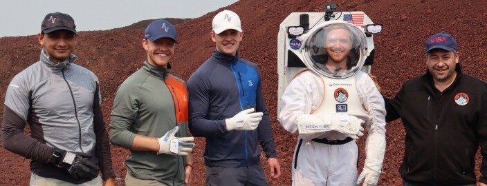 Moina Tamuly (Ntention Co-CEO), Magnus Arveng (Ntention Co- CEO), Jostein Lysberg (Ntention Engineer), Jake Rohrig (Collins Aerospace spacesuit information systems lead), and Pascal Lee (NASA Haughton-Mars Project director). Foto: NASA Haughton-Mars Project / Sawan Dalal) Moina Tamuly (Ntention Co-CEO), Magnus Arveng (Ntention Co- CEO), Jostein Lysberg (Ntention Engineer), Jake Rohrig (Collins Aerospace spacesuit information systems lead), and Pascal Lee (NASA Haughton-Mars Project director). Foto: NASA Haughton-Mars Project / Sawan Dalal)