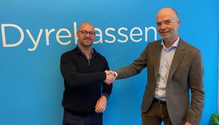Roger Holthe Olsen sammen med retaildirektør i Felleskjøpet Trond Fidje. Roger Holthe Olsen sammen med retaildirektør i Felleskjøpet Trond Fidje.