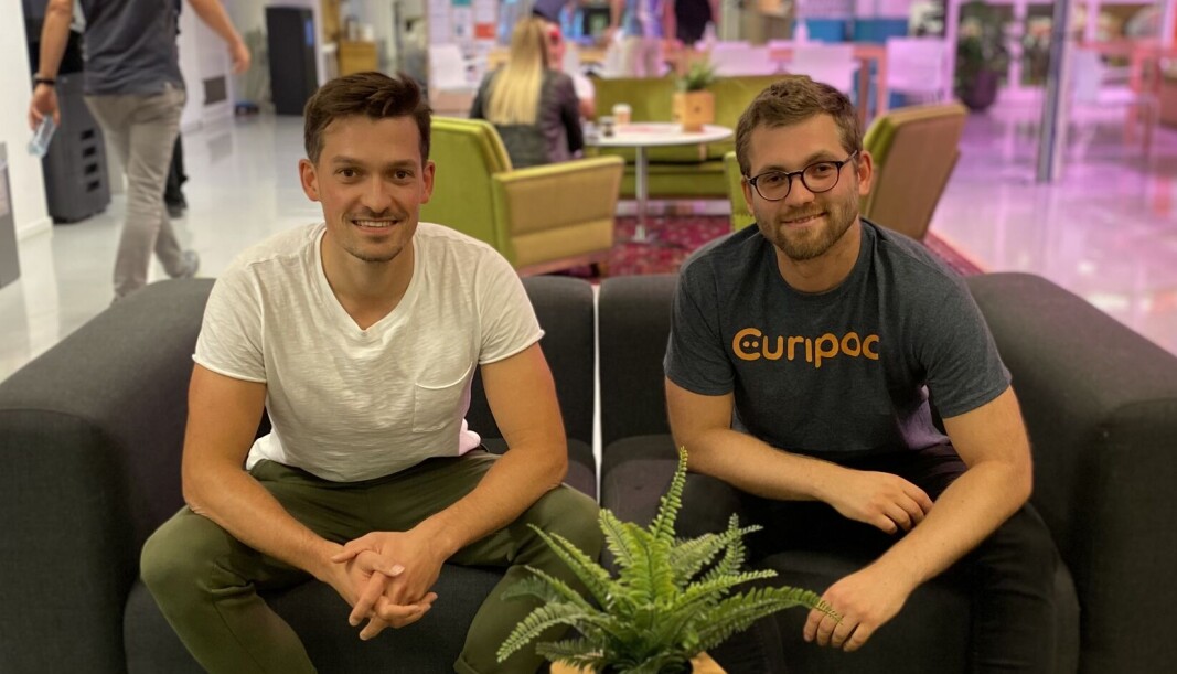 Frikk Fossan og Jens Seip i den godt fotograferte sofaen på Startuplab i Oslo Frikk Fossan og Jens Seip i den godt fotograferte sofaen på Startuplab i Oslo