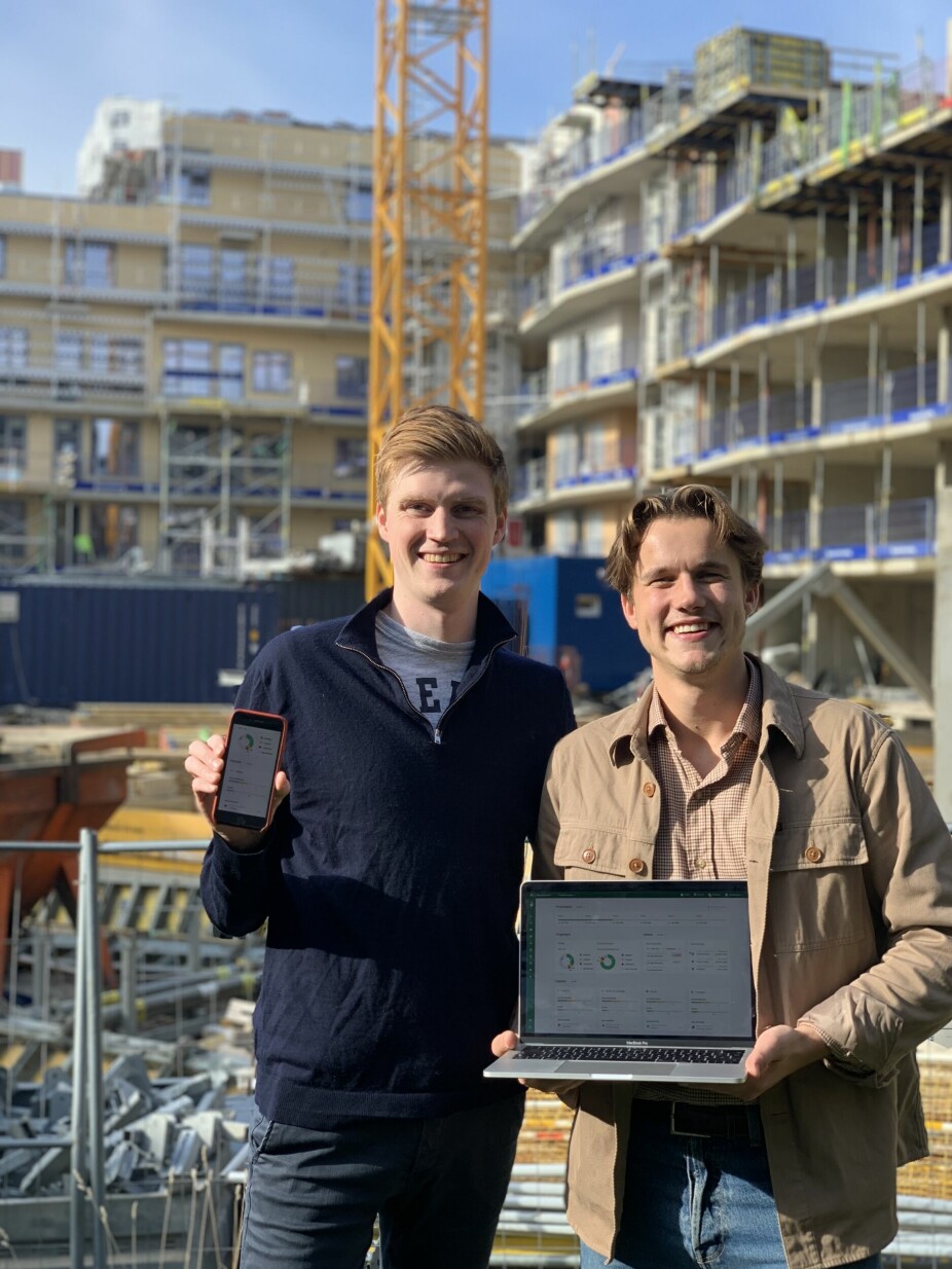 Gründerne Mathias Engevik og Fabian Utigard viser frem verktøyet ute på byggeplass.