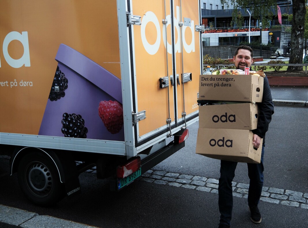 Oda-gründer Karl Munthe-Kaas utfordrer billigkjedene. Her bærer han varer for 4000 kroner, som er besparelsene Oda regner med deres kunder vil få i året med de nye prisene, basert på en gjennomsnittlig handlekurv på 1200 kroner. Oda-gründer Karl Munthe-Kaas utfordrer billigkjedene. Her bærer han varer for 4000 kroner, som er besparelsene Oda regner med deres kunder vil få i året med de nye prisene, basert på en gjennomsnittlig handlekurv på 1200 kroner.