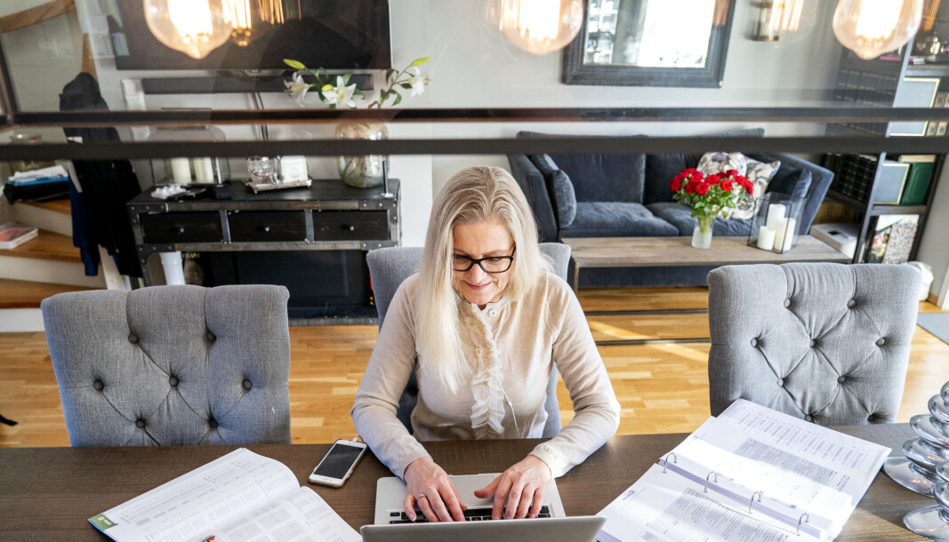 77 prosent å jobbe som fjernarbeider i en periode etter pandemien, og 53 prosent fortrekker en hybrid modell, viser ny studie. 77 prosent å jobbe som fjernarbeider i en periode etter pandemien, og 53 prosent fortrekker en hybrid modell, viser ny studie.