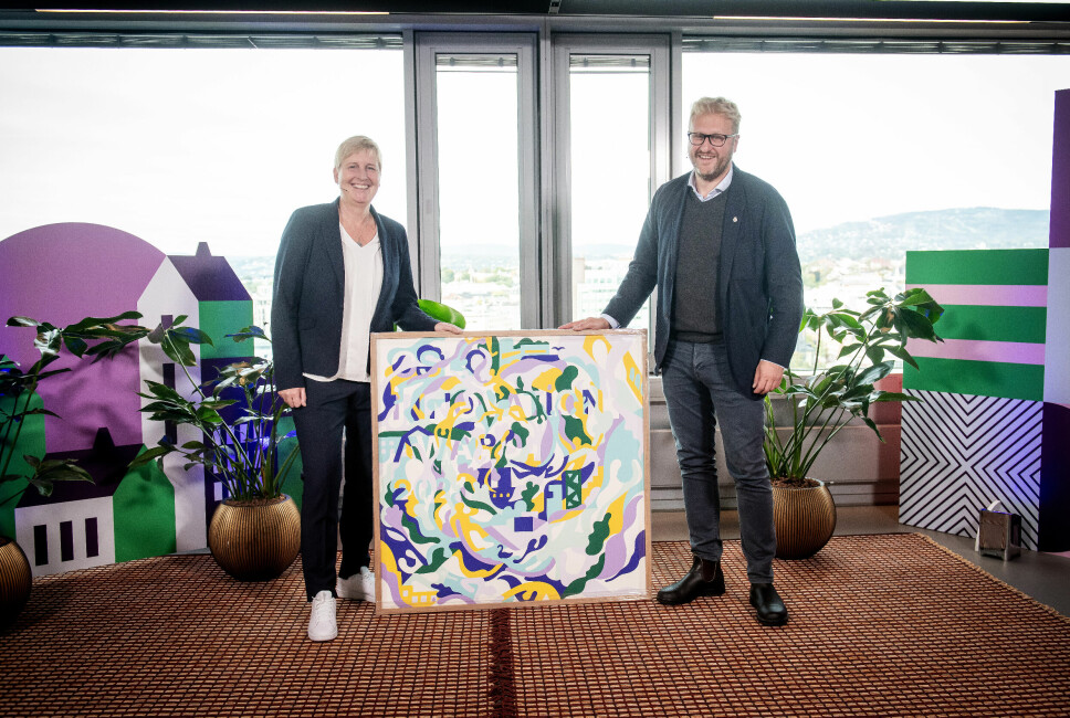 Ellen Cathrine Andersen, CEO i Epiguard, mottok Oslo Innovation Award 2021 av byrådssekretær i Oslo, Vegar Andersen.