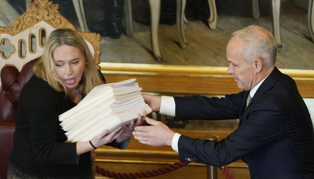 Stortingets nye president, Eva Kristin Hansen (Ap), og finansminister Jan Tore Sanner (H) i Stortinget i forbindelse med fremleggelsen av regjeringens forslag til statsbudsjett for 2022. Stortingets nye president, Eva Kristin Hansen (Ap), og finansminister Jan Tore Sanner (H) i Stortinget i forbindelse med fremleggelsen av regjeringens forslag til statsbudsjett for 2022.