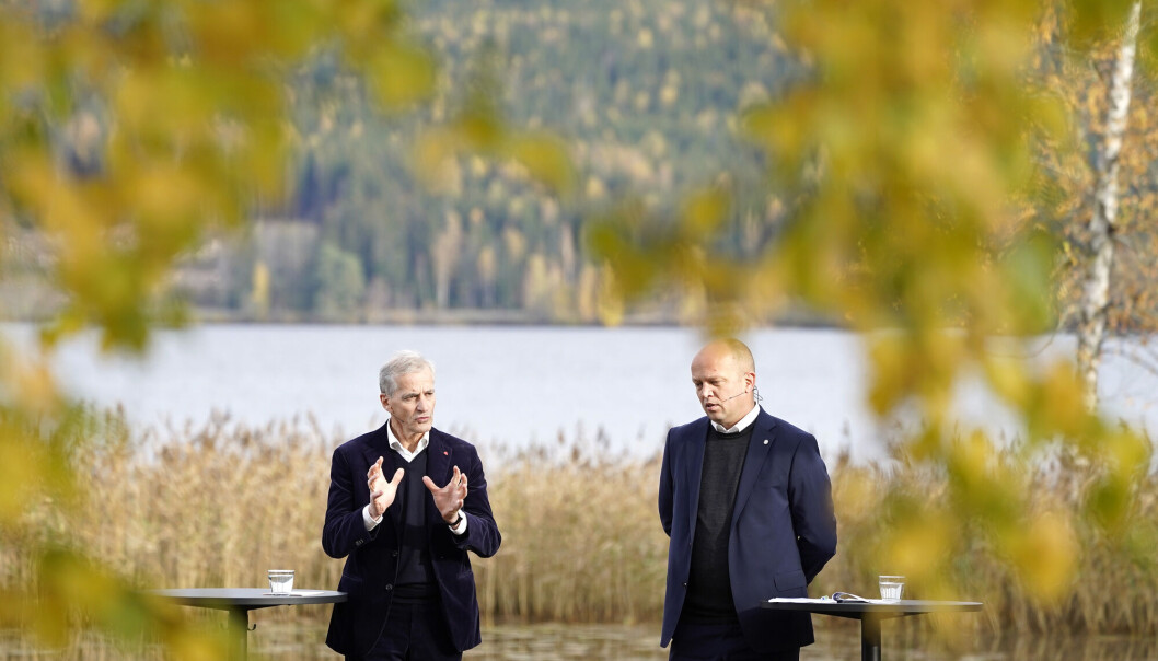 Ap-leder Jonas Gahr Stre t.v. og leder i Sp, Trygve Slagsvold Vedum, legger fram regjeringsplattformen ved Hurdalsjøen hotell. Ap-leder Jonas Gahr Stre t.v. og leder i Sp, Trygve Slagsvold Vedum, legger fram regjeringsplattformen ved Hurdalsjøen hotell.