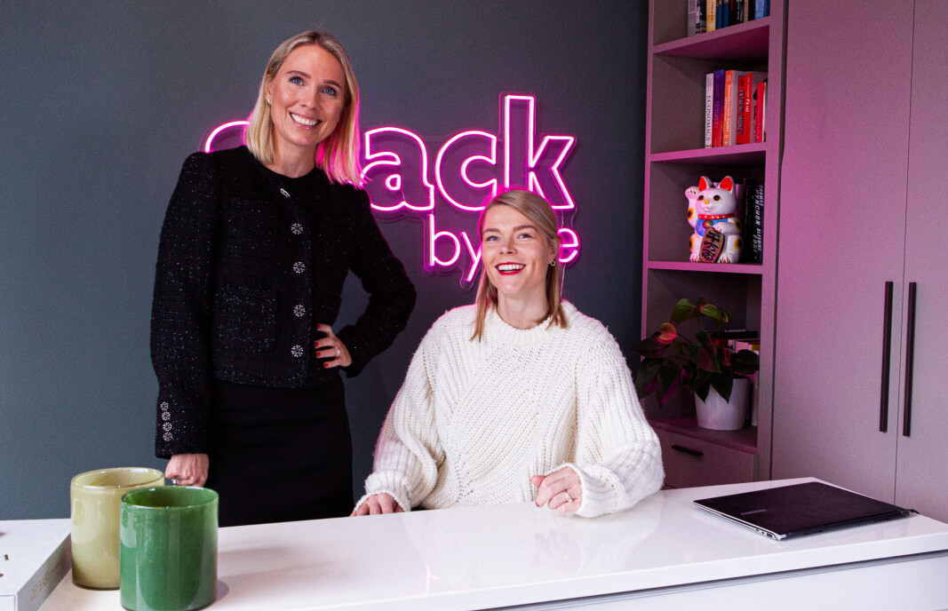 Markedssjef Christine Kvaalen og Madeleine Bjørnestad Røed, daglig leder i Stack by.me sammen med lykkemaskoten en «sparekatt» som Røed har arvet etter sin bestemor. Markedssjef Christine Kvaalen og Madeleine Bjørnestad Røed, daglig leder i Stack by.me sammen med lykkemaskoten en «sparekatt» som Røed har arvet etter sin bestemor.